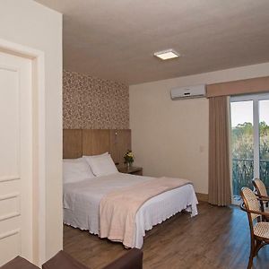 Quarto para três pessoas com acesso para deficientes